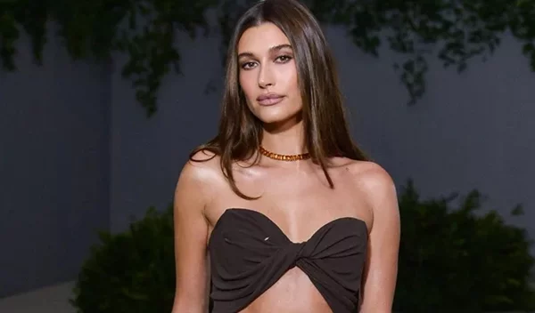 Το genius blush hack της Hailey Bieber για ροδαλή επιδερμίδα και (πολύ) ανορθωμένα ζυγωματικά