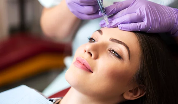 "Είμαι αρκετά μικρή για να κάνω botox;" Οι ειδικοί απαντούν