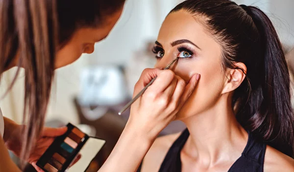 H τεχνική στο μακιγιάζ για να κάνεις τα μάτια σου να δείχνουν πιο μεγάλα