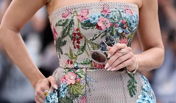 Η "γλυκιά" τάση νυχιών που θα αντικαταστήσει το καλοκαίρι τα "soap nails"