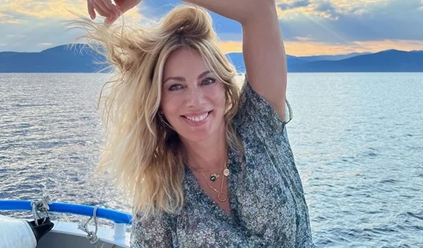 Αγνώριστη η Σμαράγδα Καρύδη: Το νέο ginger χρώμα στα μαλλιά της που την ανανέωσε πλήρως