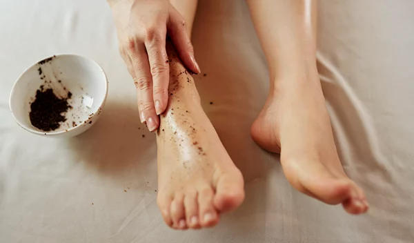 Σκασμένες φτέρνες: Η DIY συνταγή για ενυδάτωση που μπορείς να φτιάξεις σε 1᾽