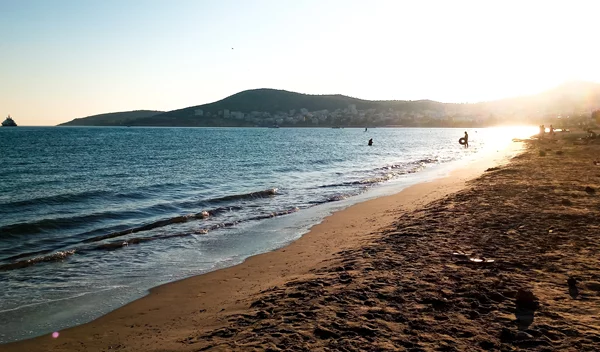 4 κοντινές παραλίες στην Αθήνα για να ανακαλύψεις τον Δεκαπεντάγουστο