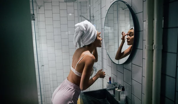 Κοιμάσαι με βρεγμένα μαλλιά; Σταμάτα το αμέσως γιατί "εγκυμονούν" κίνδυνοι