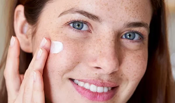 Οι 7 καλύτερες κρέμες για σπυράκια, που θα βρεις στο φαρμακείο της γειτονιάς σου