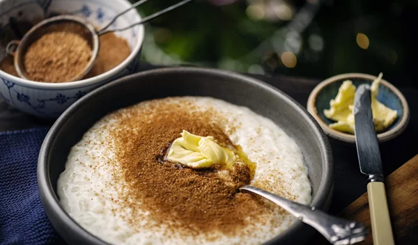 Porridge μελομακάρονο: Η πιο γιορτινή συνταγή για θρεπτικό πρωινό