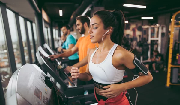 Περπάτημα στο διάδρομο: Η προπόνηση για απώλεια κιλών (και οι κινήσεις για ενδυνάμωση κοιλιάς)