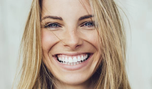 Έχεις ανοιχτό χρώμα ματιών; Ξέρουμε την απόχρωση σκιάς που πρέπει να επιλέξεις