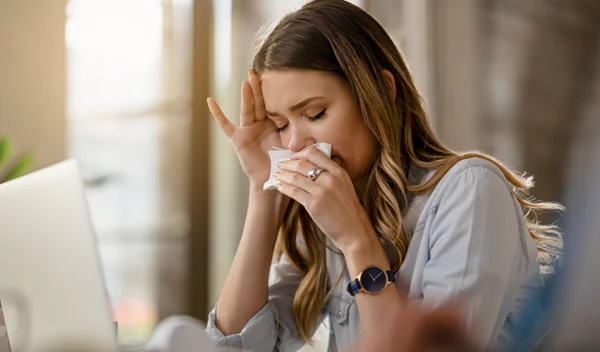 Η παραλλαγή Όμικρον της Covid-19 πιο θανατηφόρα από την εποχική γρίπη