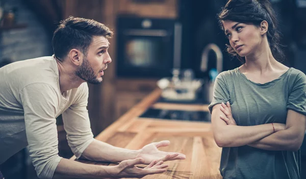 Το χαρακτηριστικό που δείχνει ότι ο σύντροφός σου είναι ψεύτης