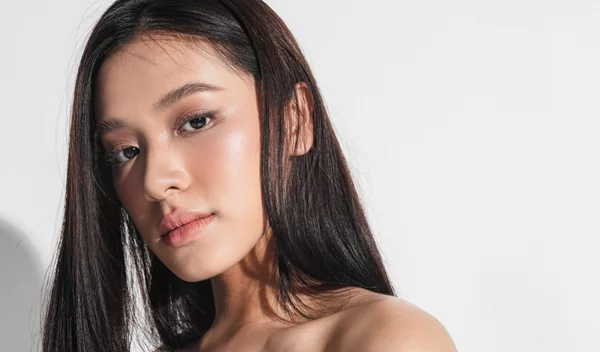 Skin Longevity: Η skincare τάση που σταματά να πολεμά τον χρόνο