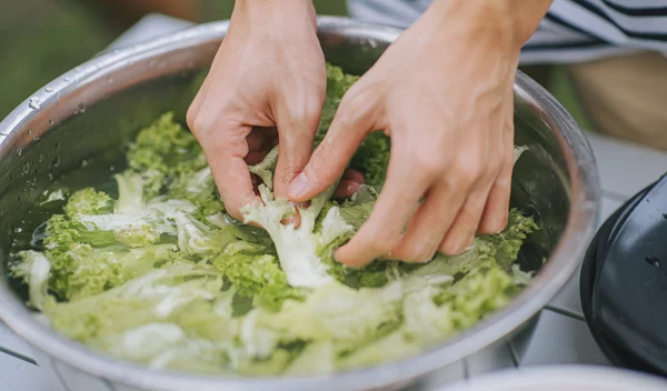 Ξύδι με σόδα για πλύσιμο φρούτων και λαχανικών; Γιατί ΔΕΝ πρέπει να το κάνεις;