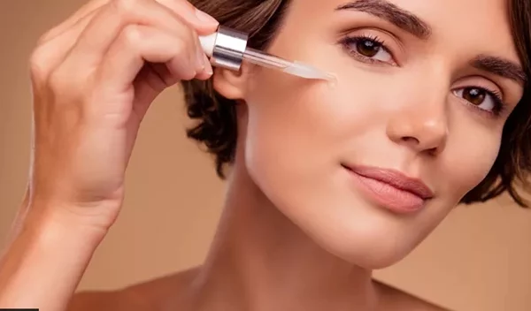 Οροί προσώπου: Πώς να τους συνδυάσεις σωστά για άψογη επιδερμίδα