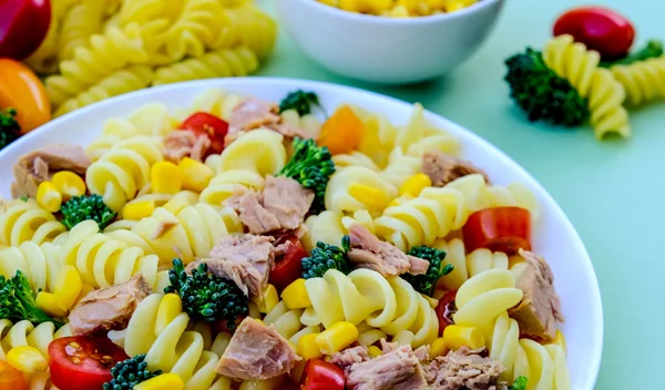 Συνταγή για τονοσαλάτα ζυμαρικών με λαχανικά