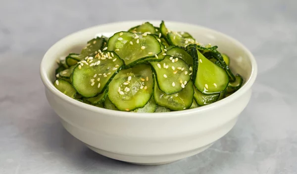 Ένα αγγούρι την ημέρα: Η νέα wellness τάση που κάνει χαμό στο διαδίκτυο - Τι σου προσφέρει πραγματικά;