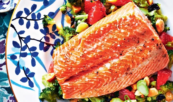 Πιλάφι με σολομό, μπρόκολο και τζίντζερ