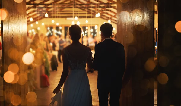 Πώς να μην παχύνω με τόσους γάμους και βαπτίσεις; Η διατροφολόγος απαντά