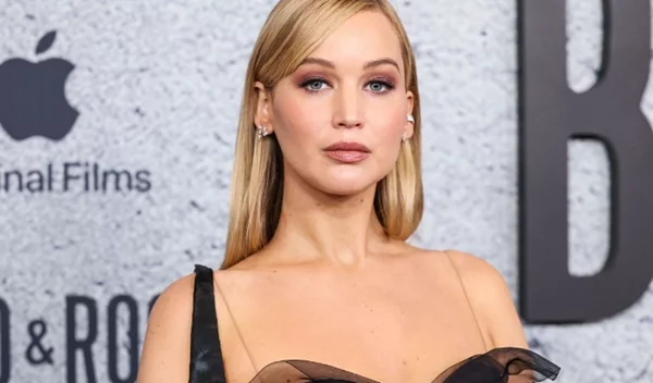 Jennifer Lawrence: Η λεπτομέρεια που έκανε το σινιόν χτένισμά της, super stylish