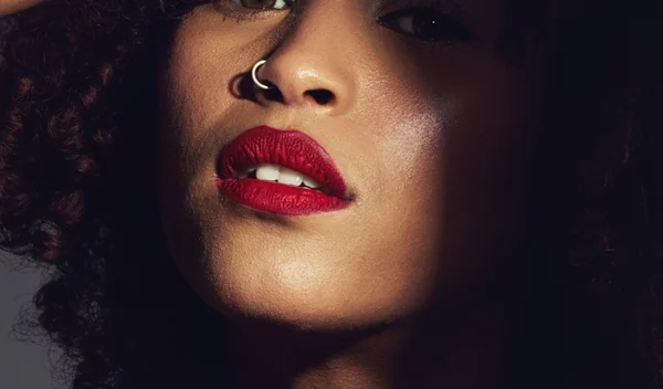 Οι 3 τάσεις ομορφιάς που πρωταγωνίστησαν στο street style του Παρισιού