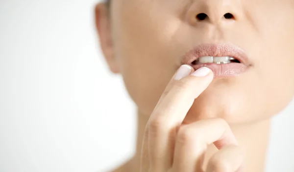 Πώς θα αντιμετωπίσεις τα σκασμένα χείλη από το κρύο;