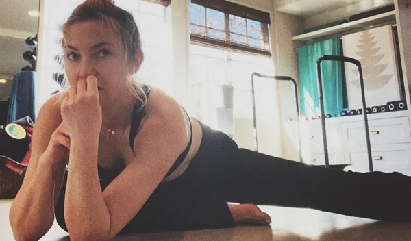 Η πρωτότυπη πρακτική γιόγκα που χρησιμοποιεί η Kate Hudson για να βελτιώσει τη διάθεσή της