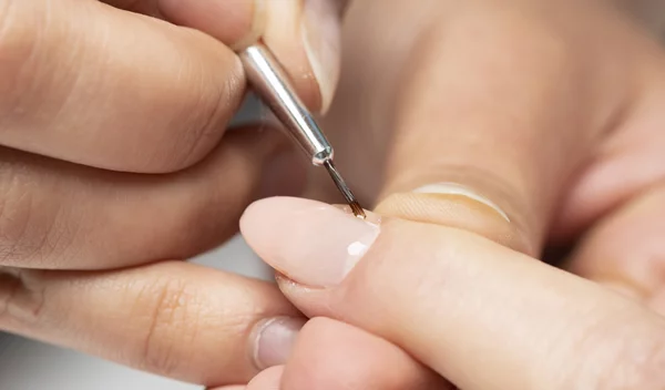 Tο μανικιούρ που επιλέγουν τα "it girls" για το καλοκαίρι