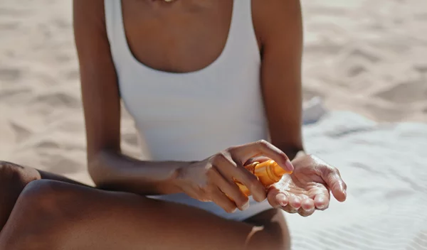 Τι θέλουν όλοι οι δερματολόγοι να γνωρίζουμε για τη (σωστή) αντηλιακή προστασία