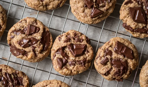 Soft cookies στο φούρνο μικροκυμάτων σε 2,5 λεπτά: Η απίθανη συνταγή του Άκη που θα φτιάχνεις ξανά και ξανά (και ξανά)