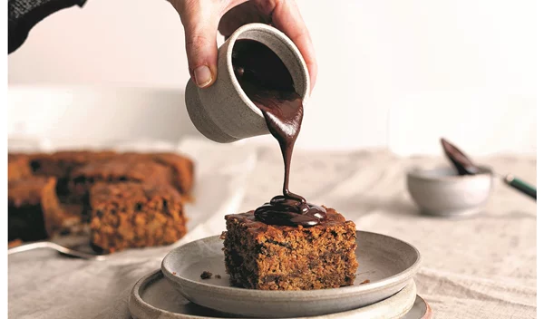Το πιο αφράτο κέικ ταψιού με ταχίνι και σοκολάτα από τη Madame Ginger