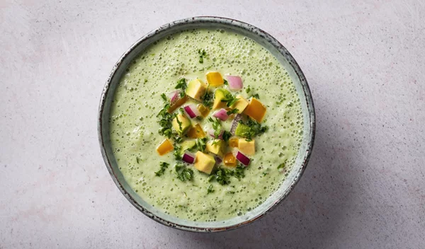 Μετά το πασχαλινό φαγοπότι: Η κρύα σούπα για αποτοξίνωση που θα φτιάξεις σε 5'!