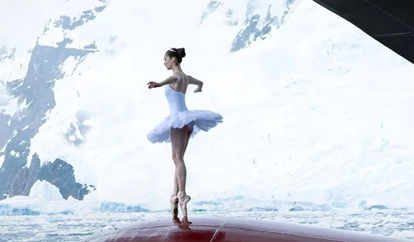 Victoria Dauberville: Η μπαλαρίνα που έγινε viral χορεύοντας στην κορυφή πλοίου στην Ανταρκτική