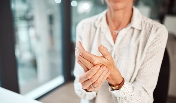 Πώς θα προλάβεις την οστεοπόρωση; Αλήθειες και μύθοι βρίσκουν απάντηση