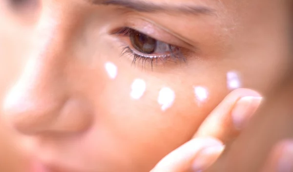 Οι οικονομικές κρέμες ματιών με υαλουρονικό οξύ που δεν έχουν τίποτα να ζηλέψουν από τις πιο ακριβές