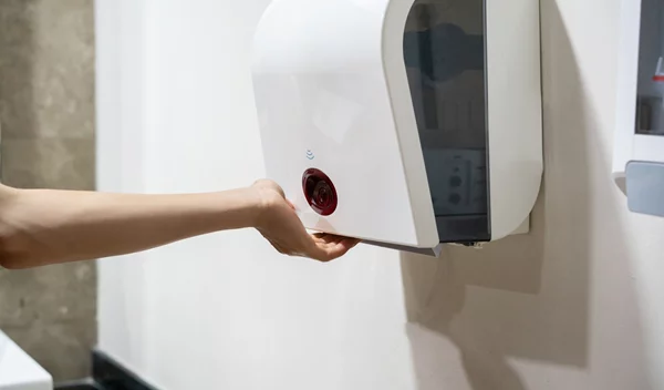 3 "βρώμικες" αλήθειες για τους στεγνωτήρες χεριών