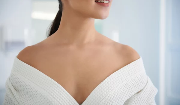 Ρυτίδες στον λαιμό και το ντεκολτέ: Πώς θα τις μειώσεις αποτελεσματικά