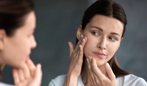 Έχεις δέρμα με ακμή; Μάθε τι φταίει, τι μπορείς να κάνεις μόνη σου και τι στο γιατρό σου