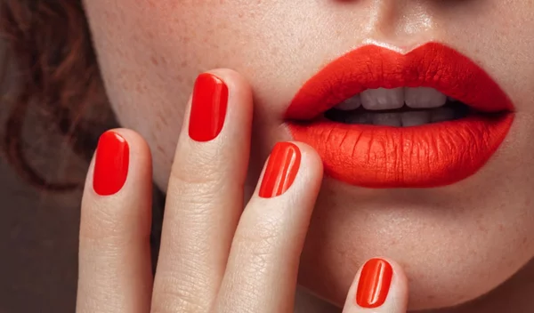 Τα ανοιξιάτικα χρώματα στο μακιγιάζ που θα σου φτιάξουν τη διάθεση