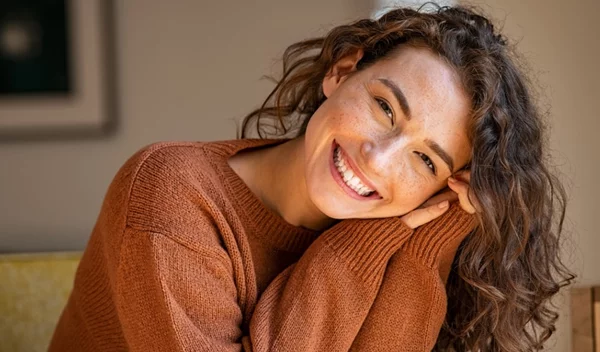 Πώς μπορεί να με βοηθήσει ο οδοντίατρος να αποκτήσω ένα πιο ελκυστικό χαμόγελο