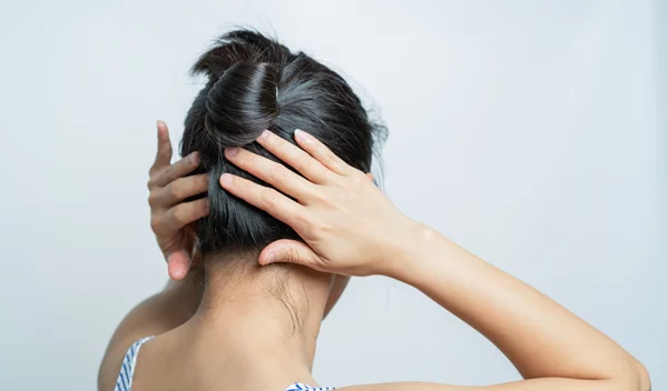 Πώς να σταματήσεις να καμπουριάζεις: Ασκήσεις 4 λεπτών από τον Dr. Jon Saunders