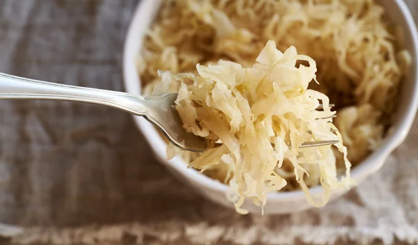 3 λόγοι να βάλεις ξινολάχανο στο πιάτο σου (και 2 να μην το παρακάνεις)