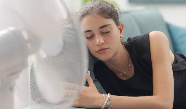 Γιατρός προειδοποιεί: Τι παθαίνει το σώμα σου όταν κοιμάσαι με τον ανεμιστήρα ανοιχτό