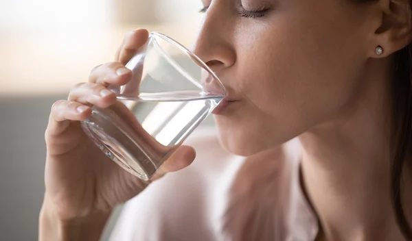 6 ασυνήθιστα σημάδια αφυδάτωσης που πρέπει να γνωρίζεις