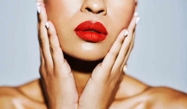 Τα ωραιότερα κόκκινα κραγιόν για γυναίκες άνω των 50