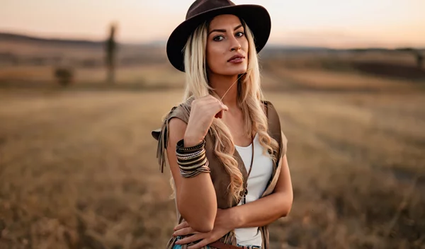 Cowgirl trend: Η τάση που έχει κατακλύσει το TikTok και πώς να την ενσωματώσεις στο στιλ σου