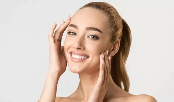 Φυσικό μπότοξ: 3 αποδεδειγμένοι τρόποι να μειώσετε τα σημάδια γήρανσης χωρίς ενέσιμα