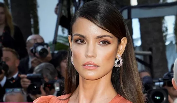 Καλεσμένη σε γάμο: 3 hairlooks που θα σε χρίσουν την πιο chic παρουσία της βραδιάς