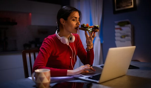 Μπορεί ένα μικρό σνακ πριν από τον ύπνο να καταπολεμήσει τις αϋπνίες;