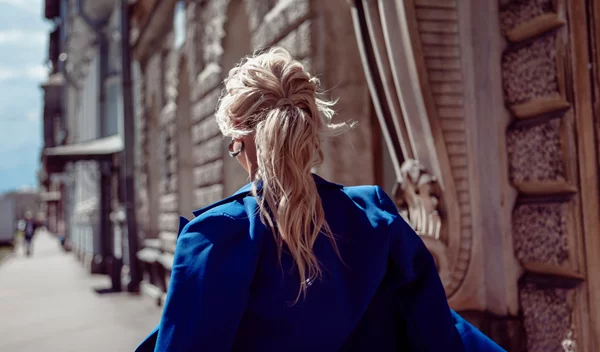 To Barbie Ponytail είναι το girly χτένισμα που θα σου χαρίσει άφθονο όγκο στα μαλλιά, όσο λεπτά κι αν είναι