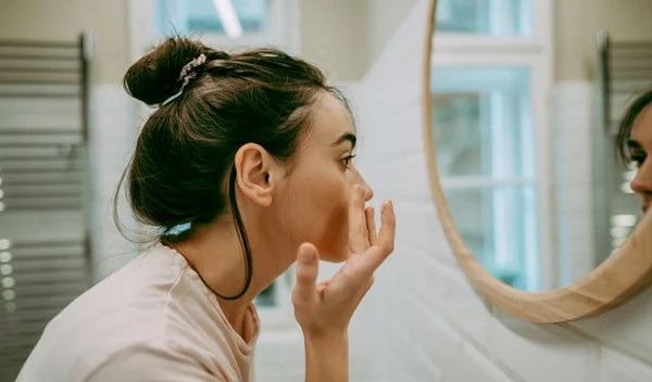 Οι καλύτερες κρέμες προσώπου με υαλουρονικό οξύ για γυναίκες άνω των 50 ετών