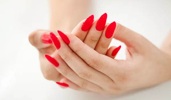 Festive Nails: Τα πιο κομψά κόκκινα μανικιούρ που μπορείτε να κάνετε φέτος τις γιορτές